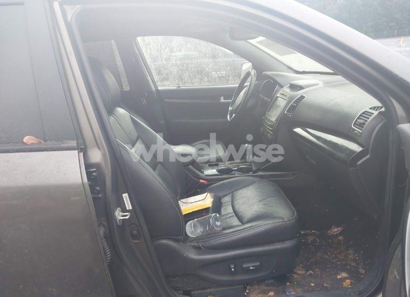 Photo 5 of 2015 Kia Sorento EX V6 (VIN 5XYKU4A75FG585533)