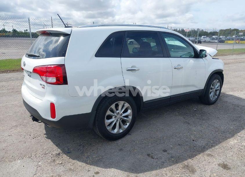 Photo 4 of 2014 Kia Sorento EX V6 (VIN 5XYKU4A7XEG480338)