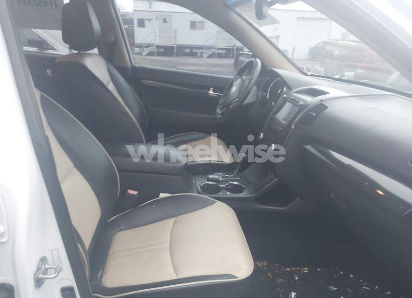 Photo 5 of 2011 Kia Sorento EX (VIN 5XYKUCA13BG089114)