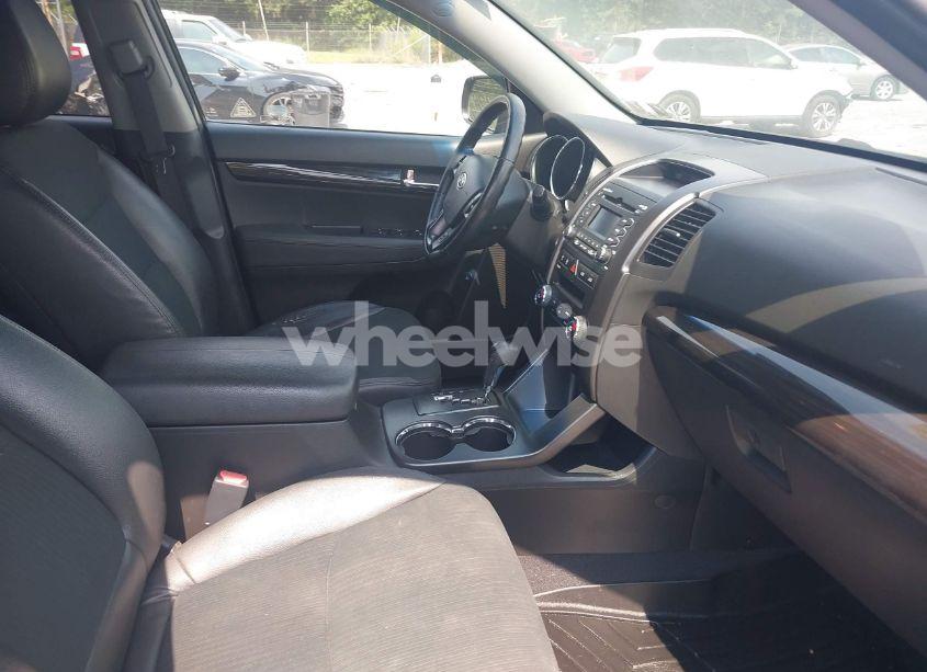 Photo 5 of 2011 Kia Sorento EX (VIN 5XYKUCA16BG028811)