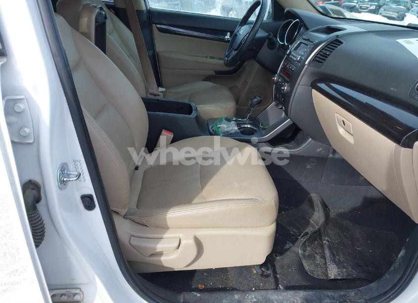 Photo 5 of 2011 Kia Sorento EX (VIN 5XYKUCA17BG006140)