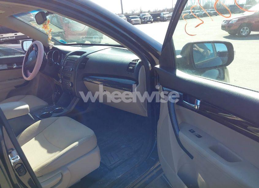 Photo 5 of 2011 Kia Sorento EX (VIN 5XYKUCA18BG064192)