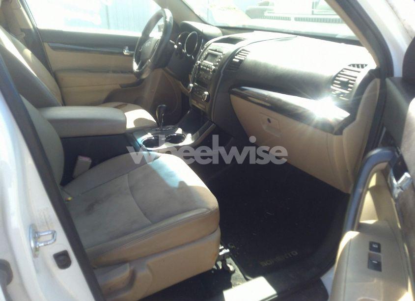 Photo 5 of 2011 Kia Sorento EX (VIN 5XYKUCA18BG167497)