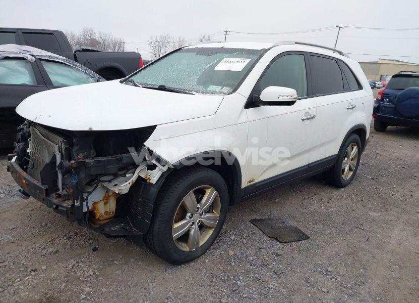 Photo 2 of 2013 Kia Sorento EX (VIN 5XYKUCA6XDG385102)