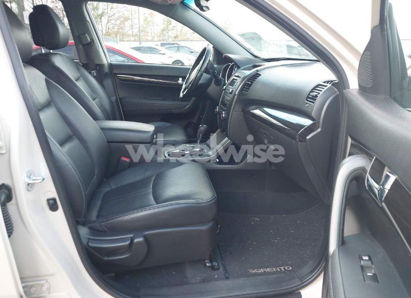 Photo 5 of 2011 Kia Sorento EX (VIN 5XYKUDA18BG121870)