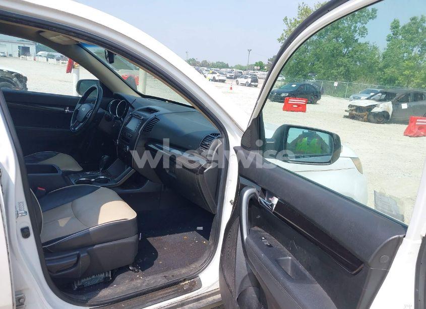 Photo 5 of 2011 Kia Sorento EX V6 (VIN 5XYKUDA20BG052875)