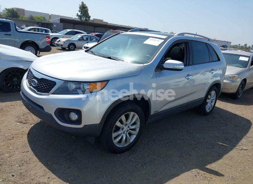 Photo 2 of 2011 Kia Sorento EX V6 (VIN 5XYKUDA20BG148067)