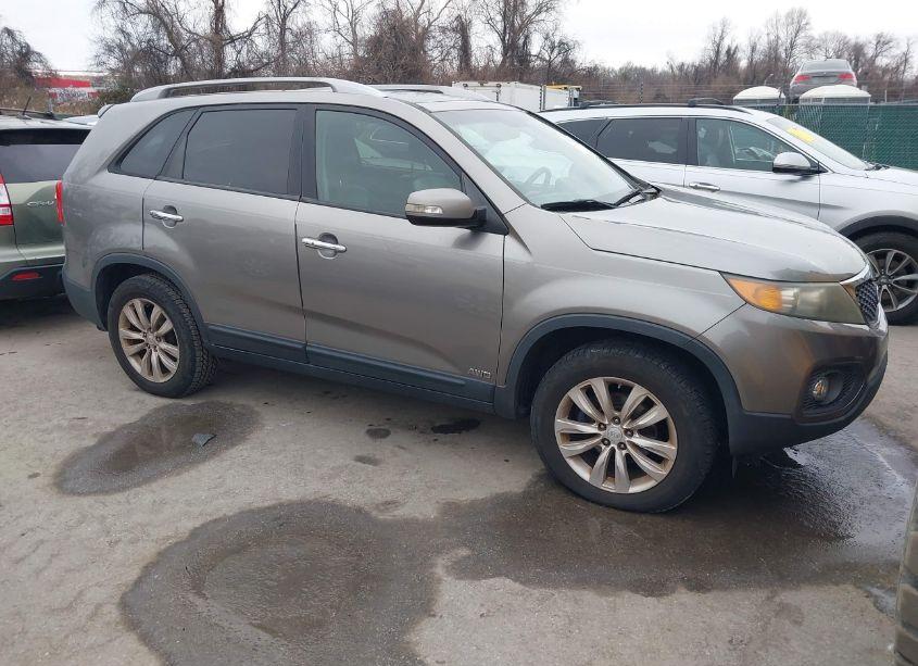 2011 Kia Sorento EX V6 (VIN 5XYKUDA22BG057835) main photo