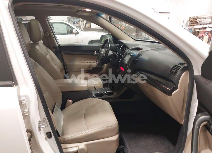 Photo 5 of 2011 Kia Sorento EX V6 (VIN 5XYKUDA23BG053972)