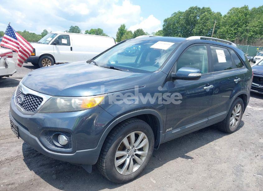 Photo 2 of 2011 Kia Sorento EX V6 (VIN 5XYKUDA24BG080632)