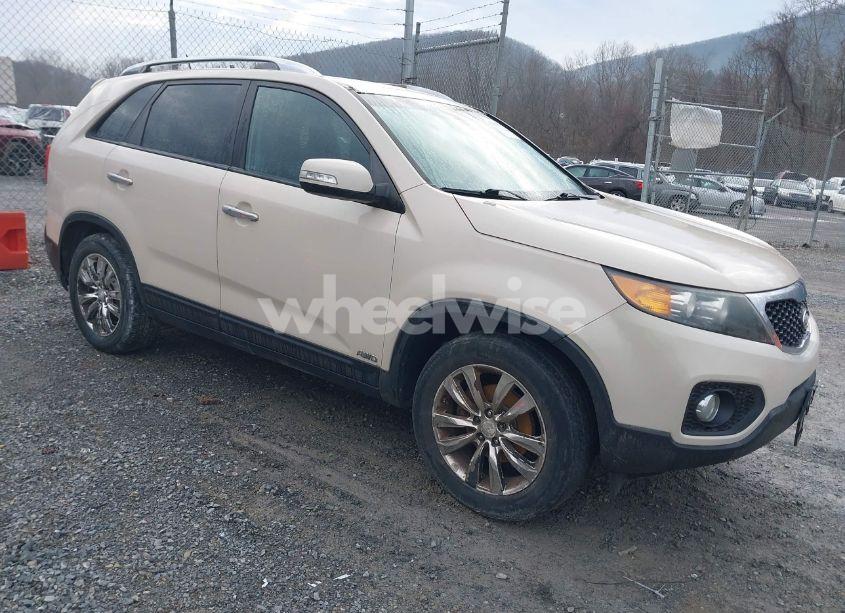 2011 Kia Sorento EX V6 (VIN 5XYKUDA24BG155586) main photo