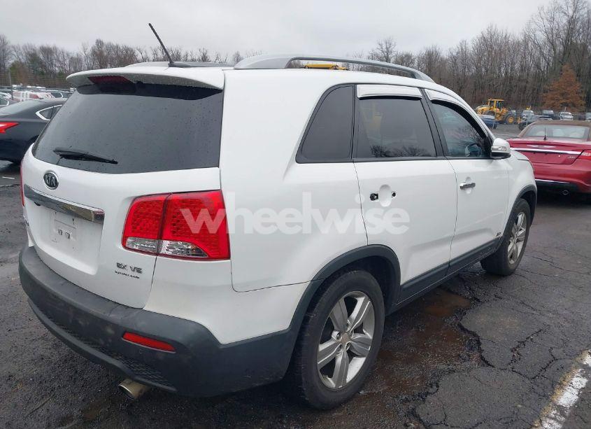 Photo 4 of 2013 Kia Sorento EX V6 (VIN 5XYKUDA24DG384465)