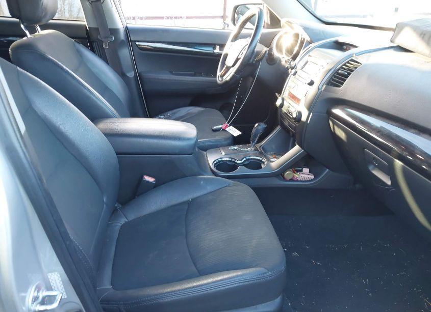Photo 5 of 2011 Kia Sorento EX V6 (VIN 5XYKUDA25BG038535)