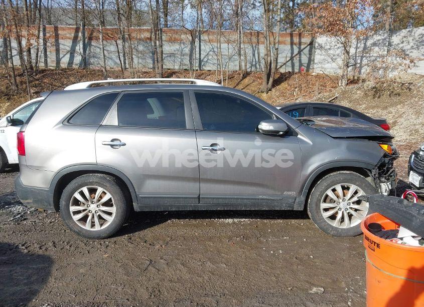 Photo 13 of 2011 Kia Sorento EX V6 (VIN 5XYKUDA25BG059997)
