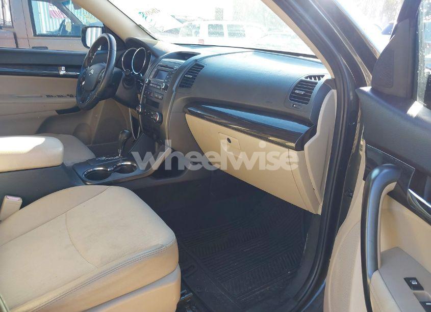 Photo 5 of 2011 Kia Sorento EX V6 (VIN 5XYKUDA25BG093924)