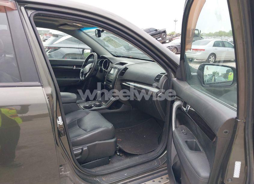 Photo 5 of 2011 Kia Sorento EX V6 (VIN 5XYKUDA25BG106851)