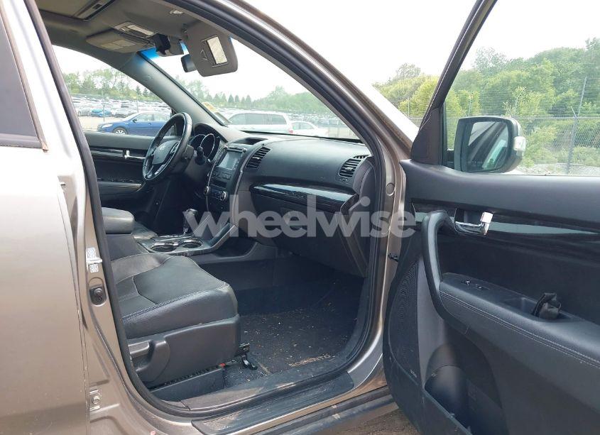 Photo 5 of 2011 Kia Sorento EX V6 (VIN 5XYKUDA26BG062679)