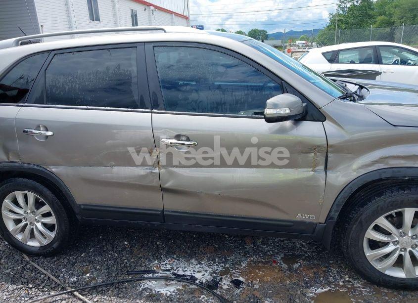 Photo 13 of 2011 Kia Sorento EX V6 (VIN 5XYKUDA27BG035121)