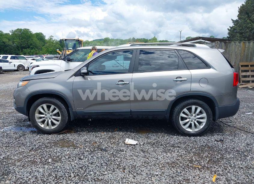 Photo 14 of 2011 Kia Sorento EX V6 (VIN 5XYKUDA27BG035121)