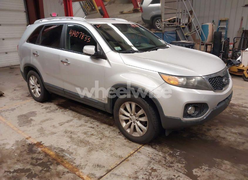 2011 Kia Sorento EX V6 (VIN 5XYKUDA27BG043073) main photo