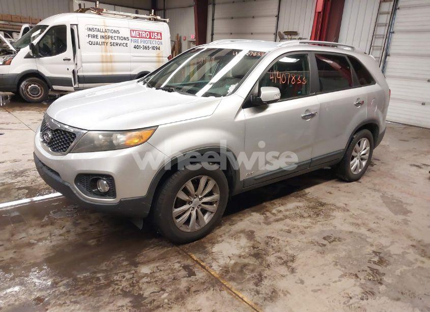 Photo 2 of 2011 Kia Sorento EX V6 (VIN 5XYKUDA27BG043073)