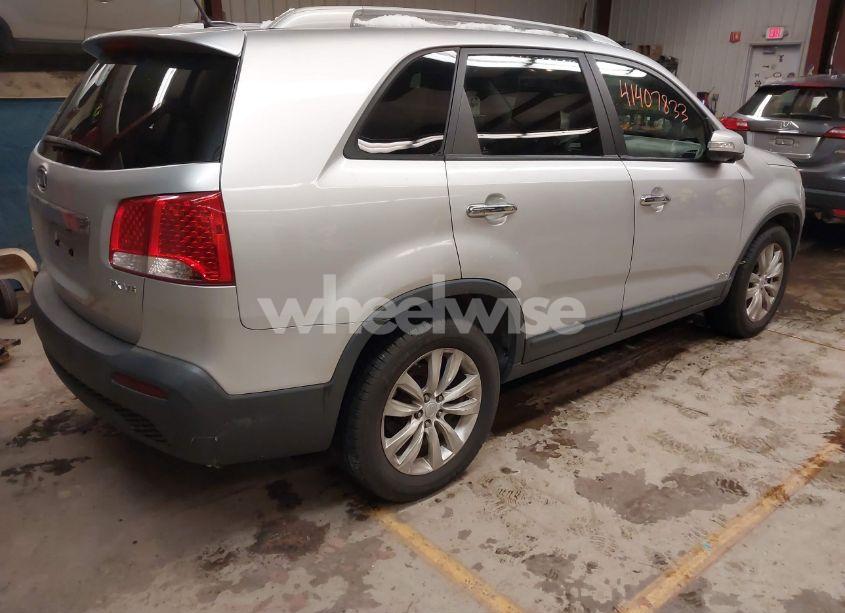 Photo 4 of 2011 Kia Sorento EX V6 (VIN 5XYKUDA27BG043073)