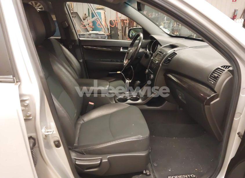 Photo 5 of 2011 Kia Sorento EX V6 (VIN 5XYKUDA27BG043073)