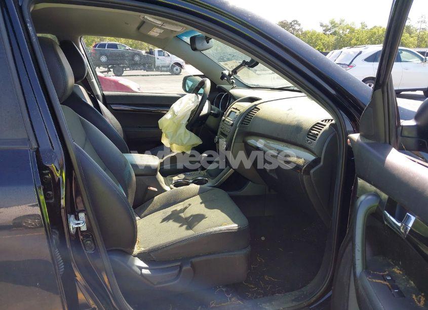 Photo 5 of 2011 Kia Sorento EX V6 (VIN 5XYKUDA27BG053442)