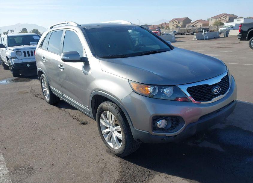 2011 Kia Sorento EX V6 (VIN 5XYKUDA27BG095660) main photo