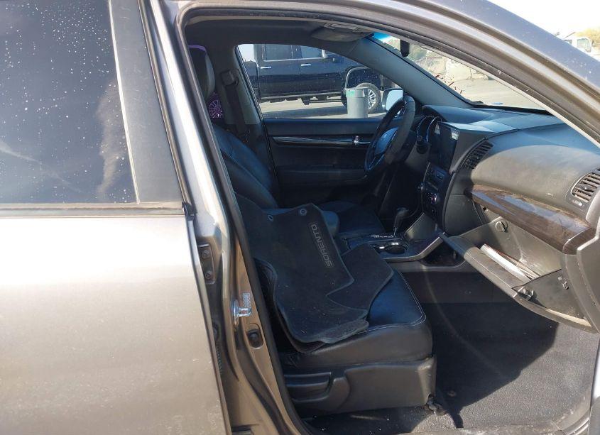 Photo 5 of 2011 Kia Sorento EX V6 (VIN 5XYKUDA27BG095660)