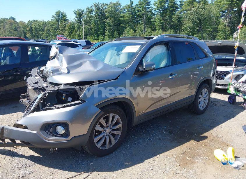 Photo 2 of 2011 Kia Sorento EX V6 (VIN 5XYKUDA28BG023947)