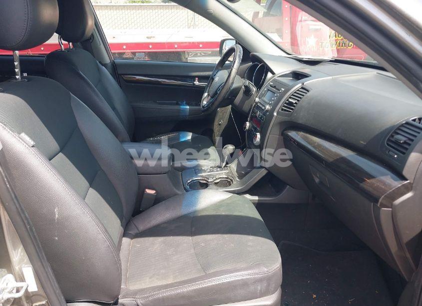 Photo 5 of 2011 Kia Sorento EX V6 (VIN 5XYKUDA29BG055919)