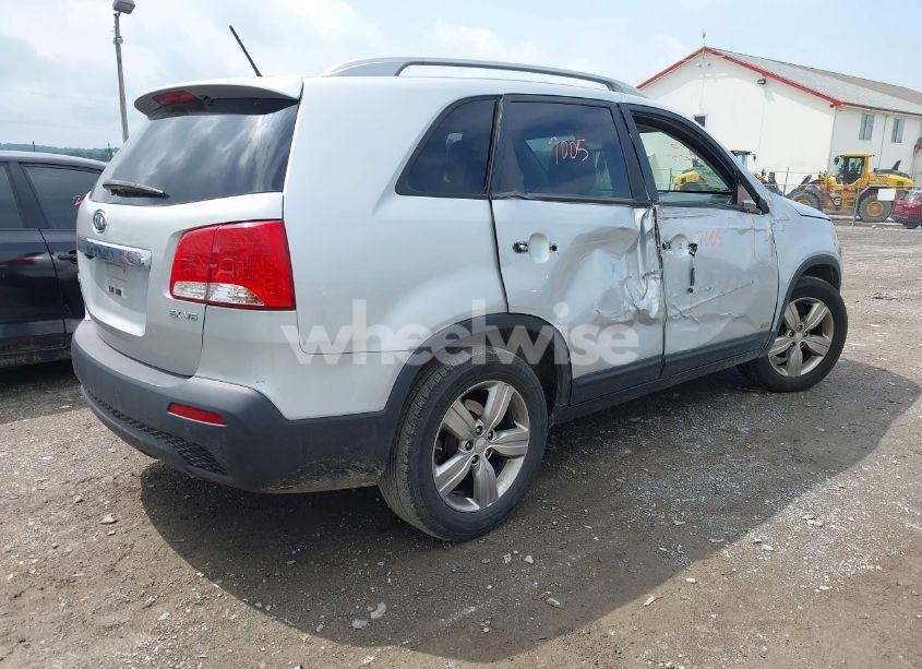 Photo 4 of 2013 Kia Sorento EX V6 (VIN 5XYKUDA29DG361764)
