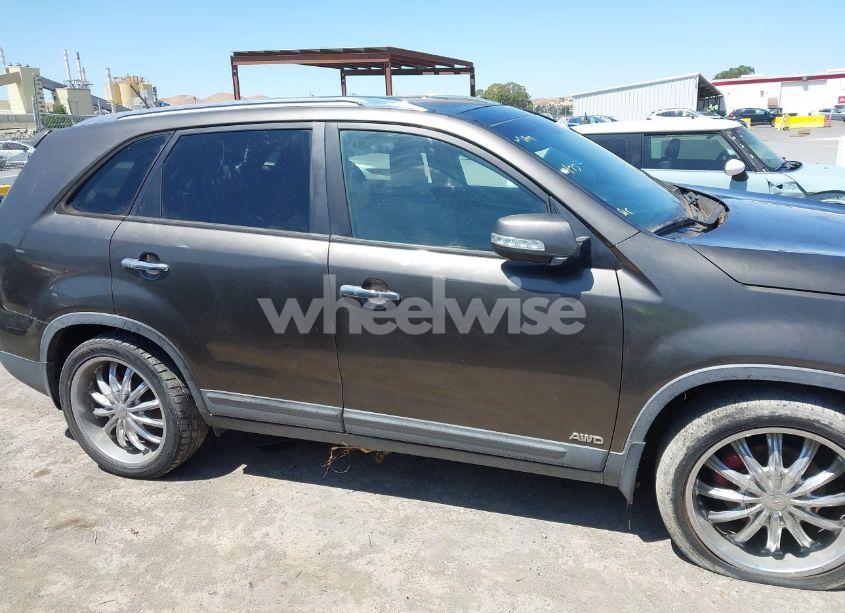 Photo 13 of 2015 Kia Sorento EX V6 (VIN 5XYKUDA70FG556683)