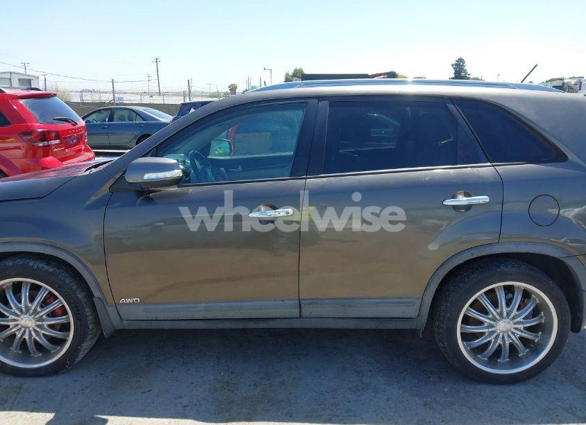Photo 14 of 2015 Kia Sorento EX V6 (VIN 5XYKUDA70FG556683)