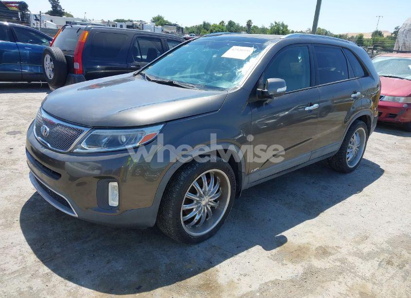 Photo 2 of 2015 Kia Sorento EX V6 (VIN 5XYKUDA70FG556683)