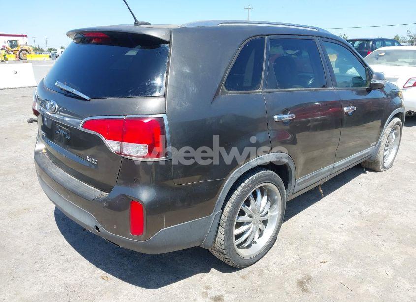 Photo 4 of 2015 Kia Sorento EX V6 (VIN 5XYKUDA70FG556683)