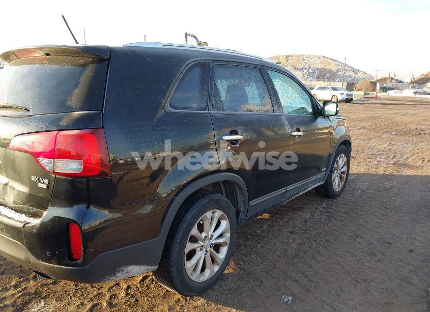Photo 4 of 2015 Kia Sorento EX V6 (VIN 5XYKUDA70FG557817)