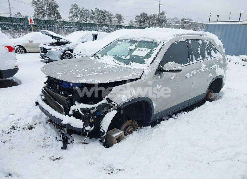 Photo 2 of 2015 Kia Sorento EX V6 (VIN 5XYKUDA70FG602819)