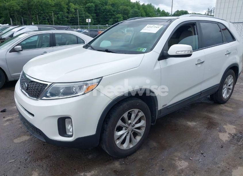 Photo 2 of 2015 Kia Sorento EX V6 (VIN 5XYKUDA70FG649526)