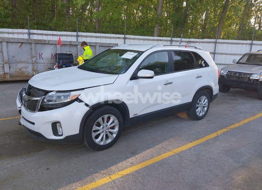 Photo 2 of 2014 Kia Sorento EX V6 (VIN 5XYKUDA73EG543425)