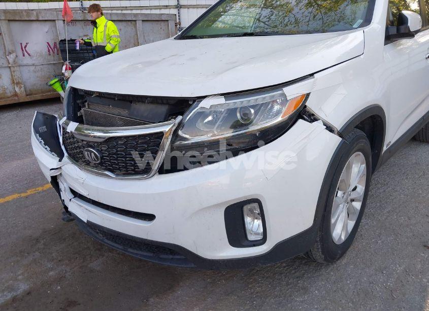 Photo 6 of 2014 Kia Sorento EX V6 (VIN 5XYKUDA73EG543425)