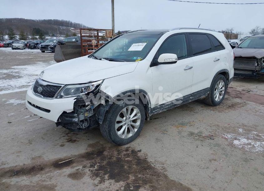 Photo 2 of 2015 Kia Sorento EX V6 (VIN 5XYKUDA75FG640644)