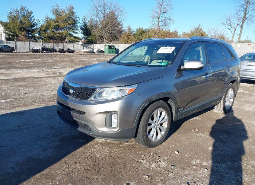 Photo 2 of 2015 Kia Sorento EX V6 (VIN 5XYKUDA78FG630562)