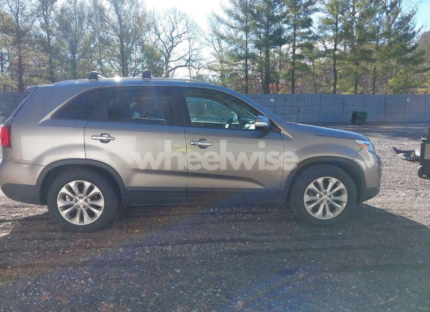 Photo 13 of 2015 Kia Sorento EX V6 (VIN 5XYKUDA7XFG653566)