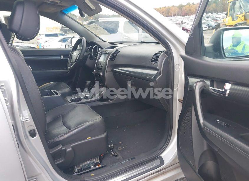 Photo 5 of 2011 Kia Sorento SX V6 (VIN 5XYKW4A26BG160749)