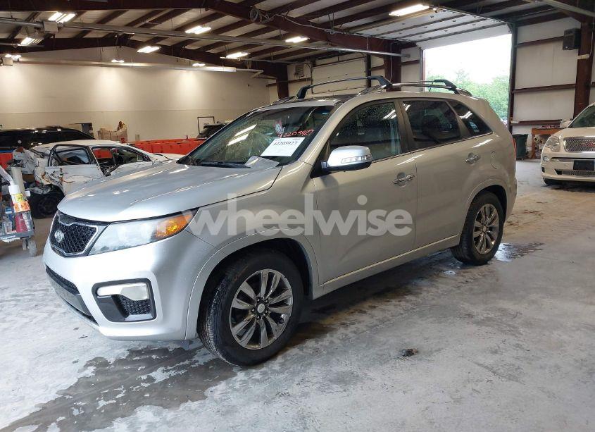 Photo 2 of 2013 Kia Sorento SX (VIN 5XYKW4A26DG415757)
