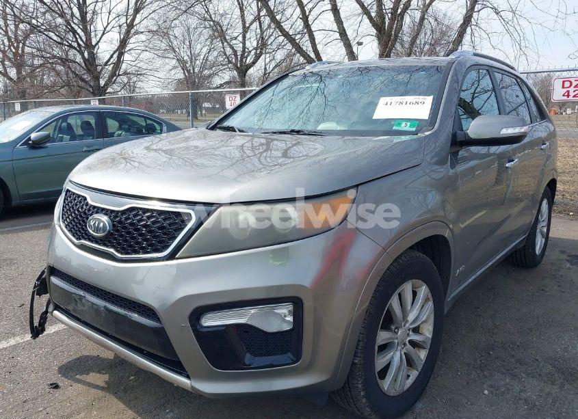 Photo 2 of 2013 Kia Sorento SX V6 (VIN 5XYKWDA2XDG323728)