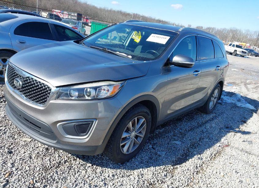 Photo 2 of 2016 Kia Sorento 2.4L LX (VIN 5XYPG4A30GG035703)