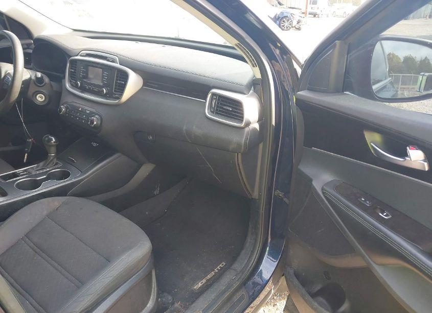 Photo 5 of 2016 Kia Sorento 2.4L LX (VIN 5XYPG4A30GG036205)